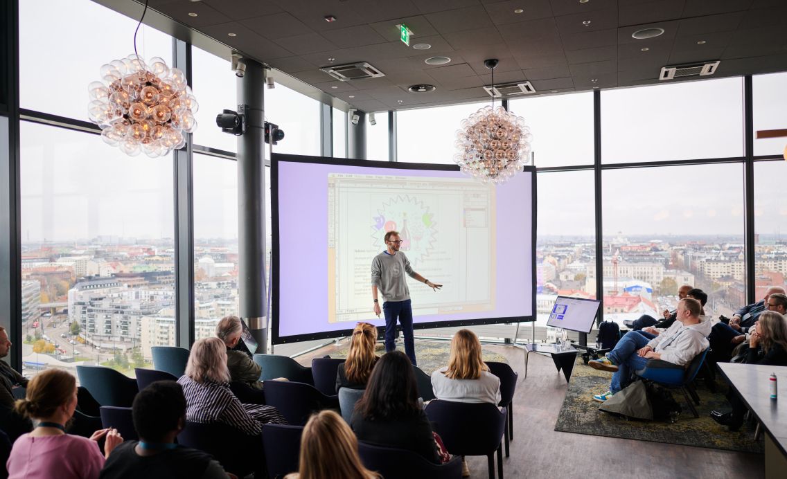 Simeon Griggs, Solution Engineer at Sanity presents to a crowd