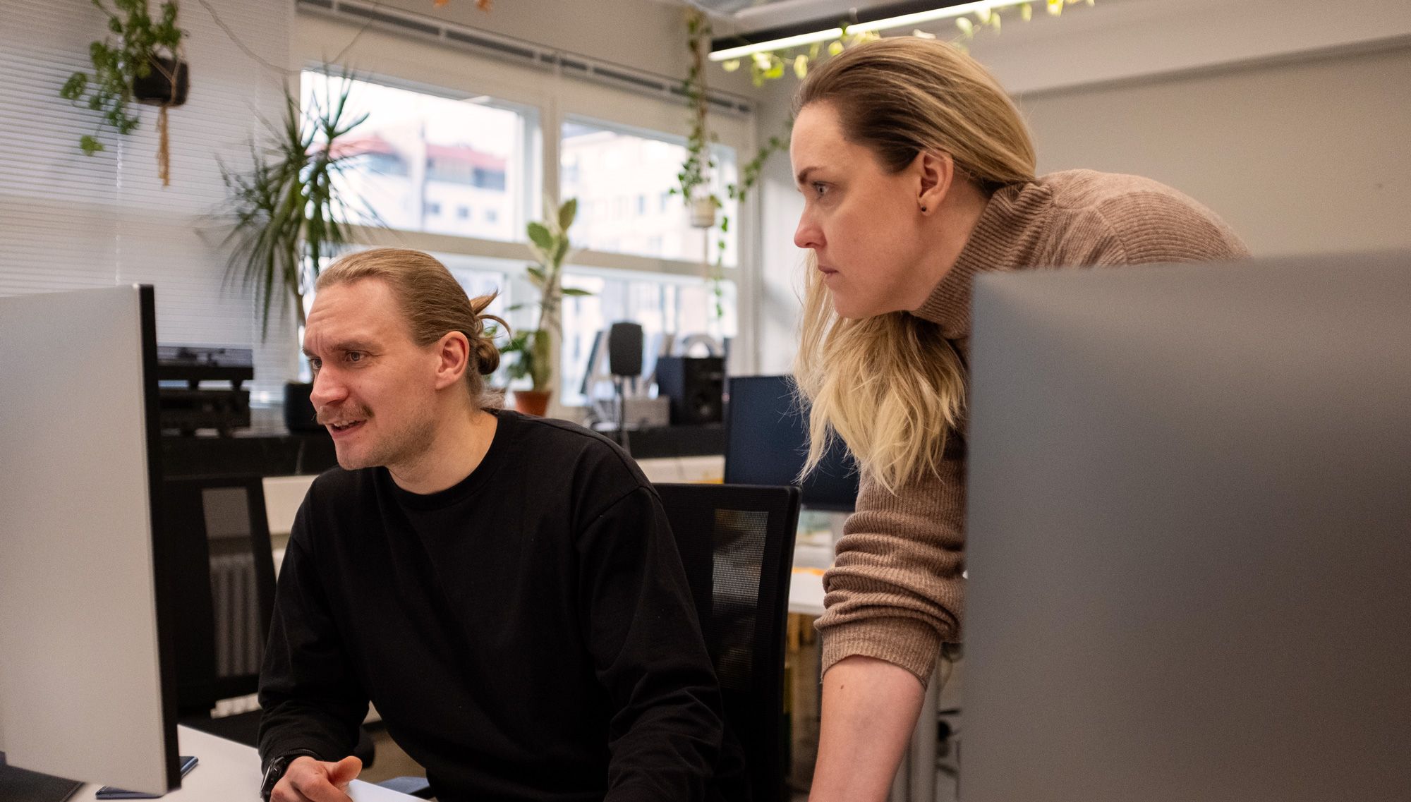 Elina working with a colleague